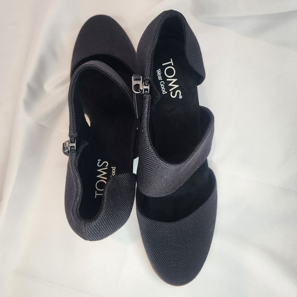 Toms Milan Black Closed Toe and Heel with Crossover Strap, Brown
Heel, Size 10 - Picture 8 of 10